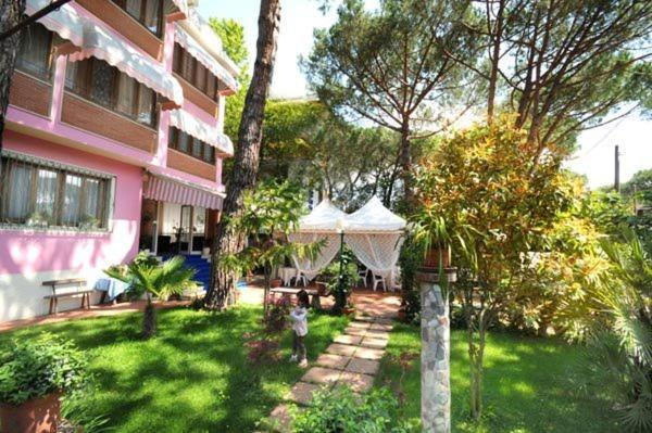Hotel Manuela Чинкуале Экстерьер фото